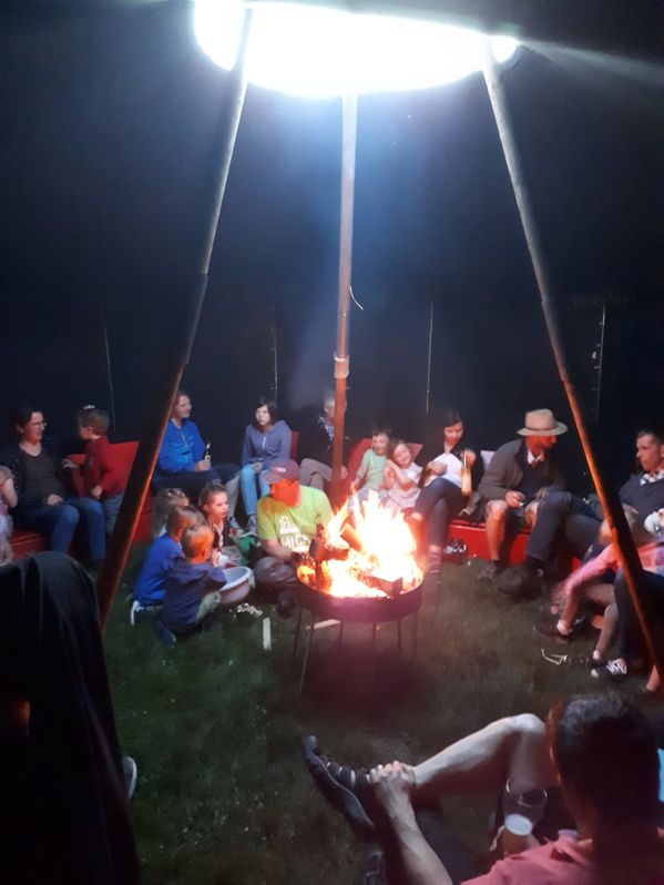 Am Lagerfeuer gemachtes Popcorn schmeckt einfach besonders gut